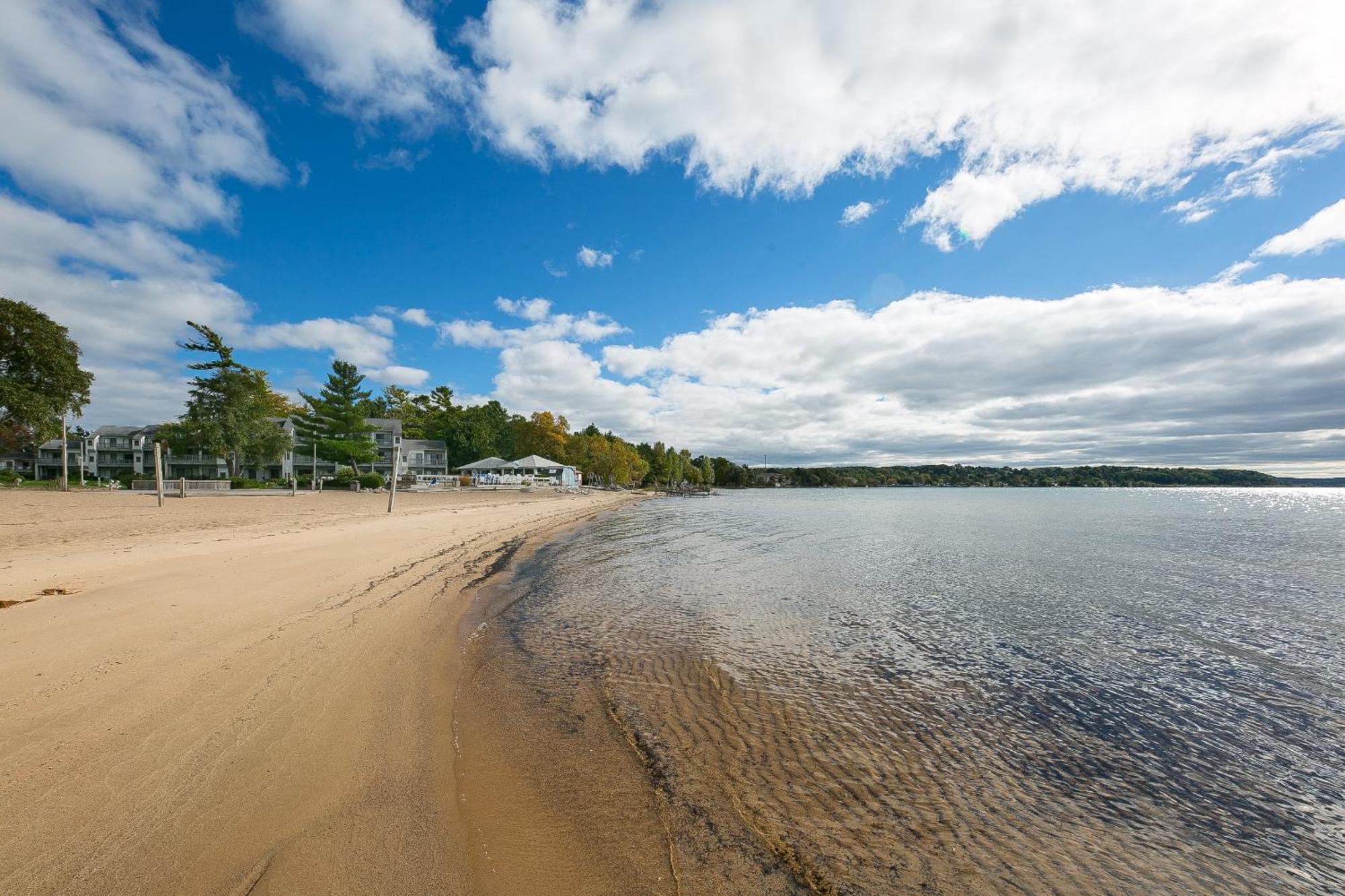 Beautiful Lake View Studio Condo At The Shores Traverse City Exterior photo