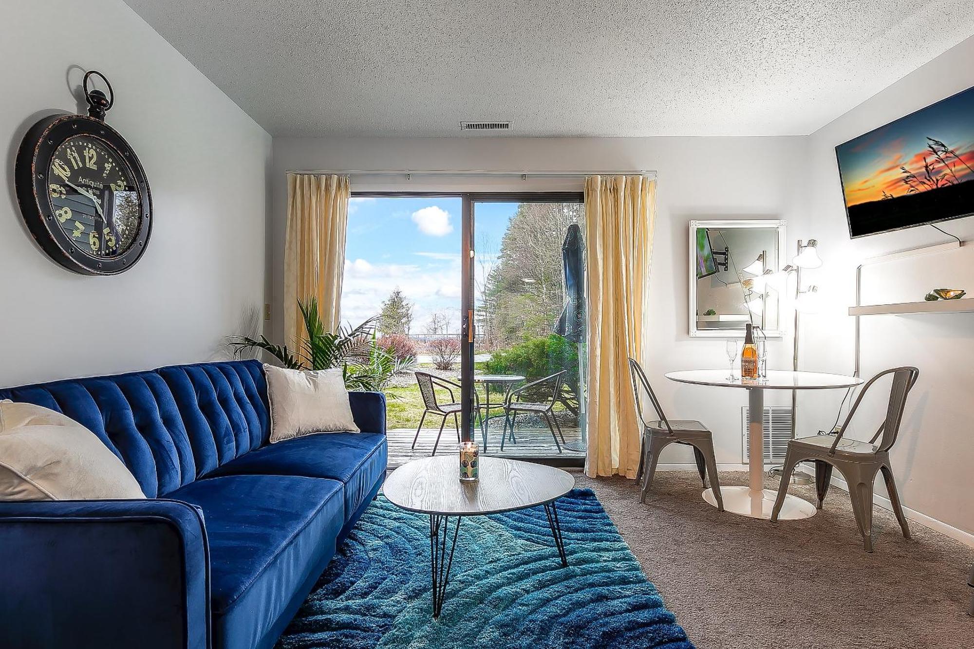 Beautiful Lake View Studio Condo At The Shores Traverse City Exterior photo